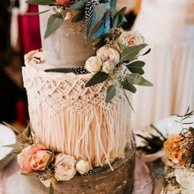 کیک چند طبقه جشن نامزدی یا عروسی با استایل بوهو
سبک روستیک یا بوهو یکی از پرطرفدارترین استایل هایی است که در مراسم های مربوط به عروسی مورد استفادا قرار میگیرد. المانهای طبیعی و وحشی در این استایل به وفور مورد استفاده قرار میگیرند. کیک تولد یا کیک نامزدی با استایل بوهو و روستیک از جمله ایده های خلاقانه ای است که میتوانید به کار ببرید.
