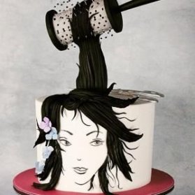 کیک خلاقانه جشن تولد مناسب برای آرایشگرها
کیک هایی با موضوع مشاغل می توانند در انواع جشن های مناسبتی و حتی تولدها مورد استفاده قرار گیرند. اگر همسر یا نامزد شما میکاپ ارتیست یا ارایشگر است، میتوانید برای جشن افتتاح سالن یا جشن تولد او از این ایده زیبا بهره ببرید.