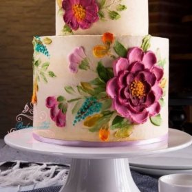 کیک دو طبقه جشن تولد بزرگسال با تزیین گلهای خامه‌ای
نقاشی روی کیک یکی از زمینه های بسیار هنرمندانه در صنعت دکوراسیون کیک است که بیشتر در کیک تولد بزرگسال و کیک های عروسی و کیک عقد و کیک نامزدی کاربرد دارد. در این ایده تلفیق رنگ های شاد و روشن را در نقاشی روی کیک دو طبقه میبینید.