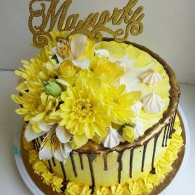 کیک ساده و زیبای جشن تولد بزرگسال یا سالگرد ازدواج
اگر به رنگ زرد علاقمند هستید و برای دیزاین کیک سالگرد ازدواج یا تولد همسر یا تولد نامزد خود به دنبال ایده تزئین کیک هستید، این ایده را از دست ندهید. کیک با تزئین گل های طبیعی یا گل های شکری در رنگ زرد خورشیدی بسیار جذاب است.