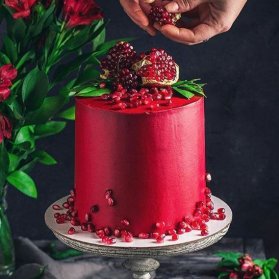 کیک جذاب جشن شب یلدا با تم رنگی قرمز و تزیین دانه‌های انار
کیک شب یلدا برای عروس و دامادها و همچنین سایر مردم بسیار حائز اهمیت است و بسیاری از افراد ترجیح می دهند تا این کیک  را با دیزاین انار و هندوانه انتخاب نمایند.