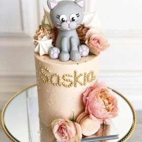 کیک یونیک جشن تولد کودک با تم گربه و تزیینات گل طبیعی و ماکارون
تم های جانوران در تولدهای بچگانه بسیار پرکاربرد هستند. کیک فوندانتی زیبا با تزئین بچه گربه به همراه گل های شکری و ماکارون می تواند ایده جذابی برای تولدهای پسرانه باشد.