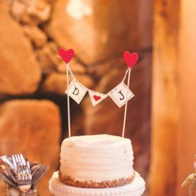 اگر کیک های مینیمال و ساده را می پسندید، این ایده را از دست ندهید و جشن های تولد بزرگسال و سالگرد ازدواج را با این کیک زیباتر نمایید. مینی کیک ساده و زیبای جشن سالگرد ازدواج 