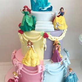 در بسیاری از کیک های تولد دخترانه حضور یکی از پرنسس های والت دیزنی دیده می شود اما اگر همه پرنسس ها را در یک کیک تولد گرد هم آوریم، کیک تولد دخترانه تبدیل به کیکی خاص و متفاوت و دوست داشتنی خواهد شد. کیک چند طبقه جشن تولد دخترونه با تم پرنسس‌های والت دیزنی