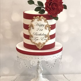 اگر به دنبال یک تم رمانتیک برای برگزاری تولد همسر یا نامزدتان هستید، قطعا دکوراسیون قرمز و سفید جزو انتخاب های اصلی شما قرار می گیرد.کیک فوندانت شیک جشن تولد بزرگسال با تم سفید قرمز 