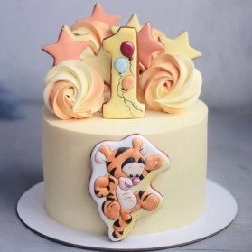 اگر تولد کودک شما در پاییز است و مشتاق رنگ های زرد و نارنجی برای دکوراسیون تولد و دیزاین کیک تولد او هستید، این ایده را از دست ندهید، مینی کیک جشن تولد کودک با تم تایگر در وینی پو (Winnie the Pooh)