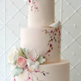 نقاشی روی کیک یا کیک های آبرنگی از جمله مدلهای بسیار دراماتیک و زیبا برای کیک های عروسی و نامزدی و تولد بزرگسال هستند. در این نمونه، مدل کیک چند طبقه جشن نامزدی یا سالگرد ازدواج با این شیوه دکوراسیون را میبینید که با گل های شکری تزئین شده است.