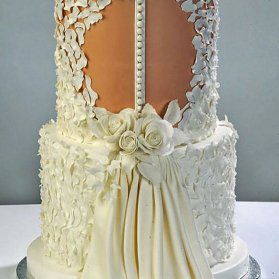 دیزاینرها و دکوراتورهای کیک عروسی شیوه های بسیار متفاوتی را برای طراحی کیک عقد و کیک عروسی ارائه می دهند که یکی از آنها دیزاین کیک با الگوبرداری از لباس عروس است که مهارت و تجارب حرفه ای در زمینه دکوراسیون کیک عروسی را می طلبد. کیک دو طبقه یونیک جشن نامزدی یا عروسی با طرح لباس عروس