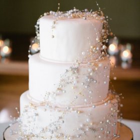 کیک نامزدی و کیک عقد یکی از مهمترین و دراماتیک تدین المانهای این نوع از مراسم هاست. کیک های نامزدی میتوانند در رنگهای مختلفی دیزاین شکوند اما بیشتر عروس خانم ها، رنگ های روشن را میپسندند و ترجیح می دهند. کیک سه طبقه جشن نامزدی یا عروسی با تزیین ریسه‌های مرواریدی یکی از زیباترین ایده ها برای سفارش کیک نامزدی و عروسی است.
