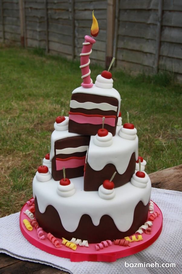 برای انتخاب کیک های تولد و کیک های عروسی، باید به رنگ دکوراسیون، نوع مراسم، آیسینگ مورد نظر و تم های انتخابی توجه داشت. کیک های فانتزی، انتخاب های بسیار مناسبی برایجشن تولد هستند که با فوندانت روکش می شوند. این کیک چند طبقه فانتزی و فوندانتی، ایده بسیار جذابی برای جشن تولد کودک و بزرگسال می باشد.