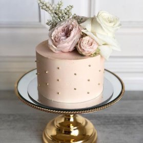 یکی از روش های تزئین کیک، استفاده از گل های طبیعی یا گل‌های شکری است که آمیزه زیبایی از هنر و طبیعت را به وجود می آورند. دکوراتورهای حرفه ای کیک، قطعا نمونه های زیادی از این روش را به شما پیشنهاد می دهند. در این ایده بزمینه، مینی کیک جشن تولد بزرگسال یا سالگرد ازدواج با تزیین گلهای طبیعی را مشاهده می نمایید که برای افرادی با سلیقه روستیک، رمانتیک و مینیمال بسیار مناسب است.