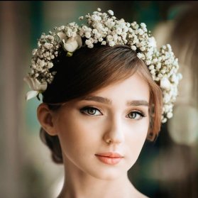 گل ژیپسوفیلا برای تاج عروس در مراسم فرمالیته یا نامزدی بسیار زیبا است.