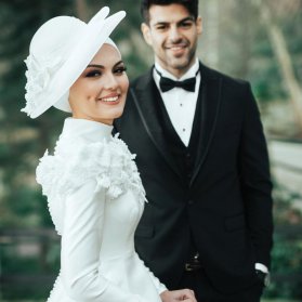 لباس عقد پوشیده با کلاه سفید مناسب عروس خانمهای محجبه