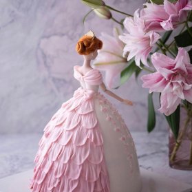 کیک تولد دخترانه با شکل عروسک پرنسسی